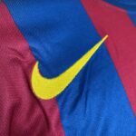 Camisa Retrô Barcelona Home 2005/2006 - Ronaldinho 10 - Nike - Azul Grená - Imagem 6