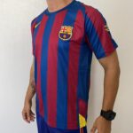Camisa Retrô Barcelona Home 2005/2006 - Ronaldinho 10 - Nike - Azul Grená - Imagem 8