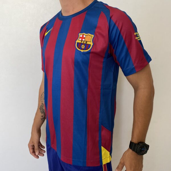 Camisa Retrô Barcelona Home 2005/2006 - Ronaldinho 10 - Nike - Azul Grená - Imagem 8