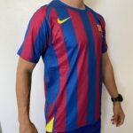 Camisa Retrô Barcelona Home 2005/2006 - Ronaldinho 10 - Nike - Azul Grená - Imagem 9