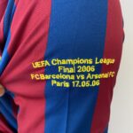 Camisa Retrô Barcelona Home 2005/2006 - Ronaldinho 10 - Nike - Azul Grená - Imagem 11