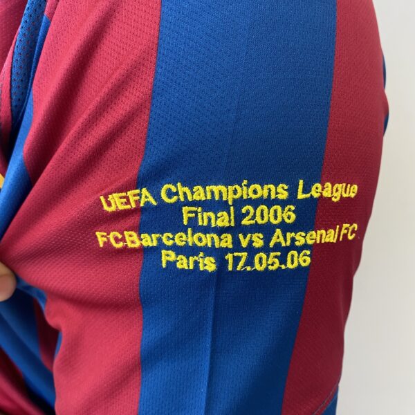 Camisa Retrô Barcelona Home 2005/2006 - Ronaldinho 10 - Nike - Azul Grená - Imagem 11