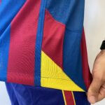 Camisa Retrô Barcelona Home 2005/2006 - Ronaldinho 10 - Nike - Azul Grená - Imagem 12