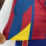 Camisa Retrô Barcelona Home 2005/2006 - Ronaldinho 10 - Nike - Azul Grená - Imagem 13