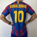 Camisa Retrô Barcelona Home 2005/2006 - Ronaldinho 10 - Nike - Azul Grená - Imagem 2