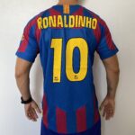 Camisa Retrô Barcelona Home 2005/2006 - Ronaldinho 10 - Nike - Azul Grená - Imagem 14