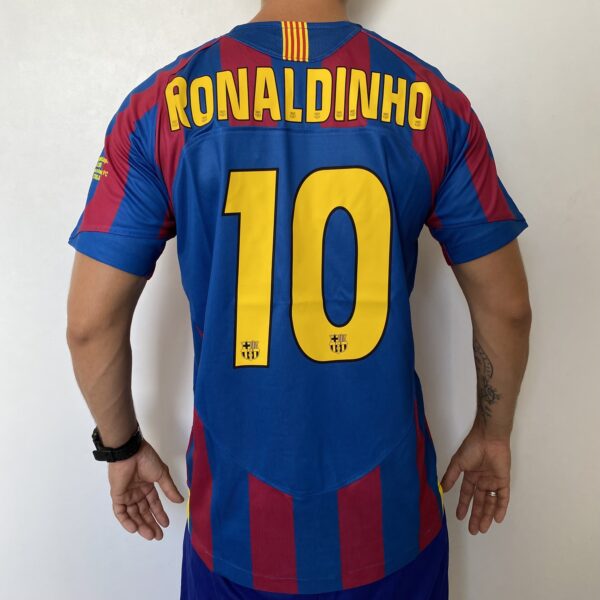 Camisa Retrô Barcelona Home 2005/2006 - Ronaldinho 10 - Nike - Azul Grená - Imagem 14