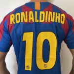 Camisa Retrô Barcelona Home 2005/2006 - Ronaldinho 10 - Nike - Azul Grená - Imagem 15