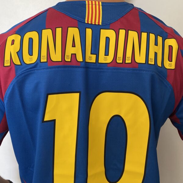 Camisa Retrô Barcelona Home 2005/2006 - Ronaldinho 10 - Nike - Azul Grená - Imagem 16