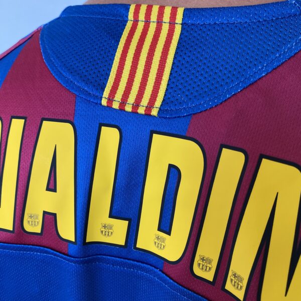 Camisa Retrô Barcelona Home 2005/2006 - Ronaldinho 10 - Nike - Azul Grená - Imagem 17
