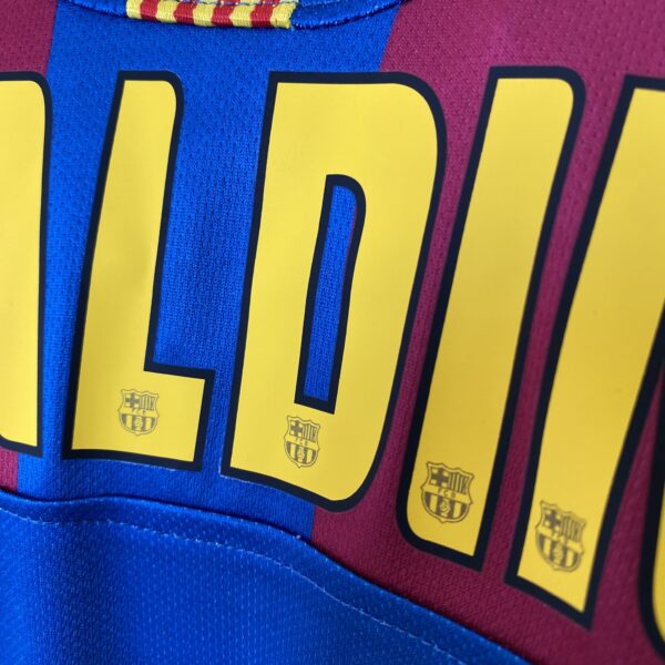 Camisa Retrô Barcelona Home 2005/2006 - Ronaldinho 10 - Nike - Azul Grená - Imagem 18