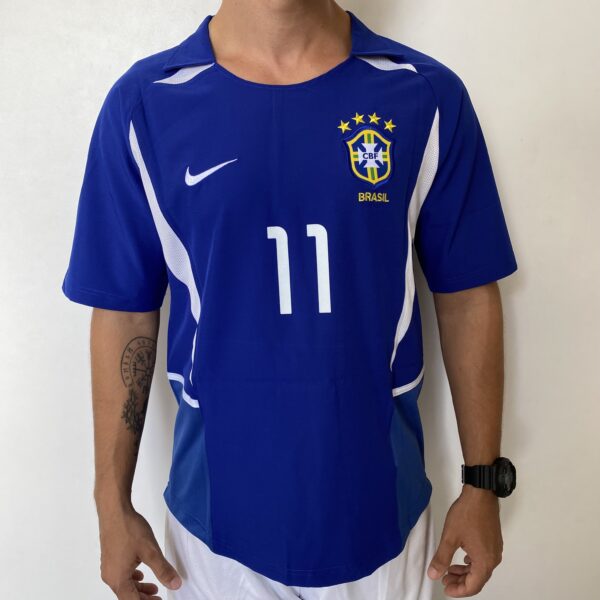2024-12-23 11.36.54 Camisa Retrô Clássica Seleção Brasileira Brasil – Nike Masculina – Versão Torcedor Azul – 2002 - Ronaldinho 11 - Imagem 1