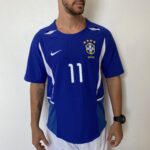 Camisa Retrô Clássica Seleção Brasileira Brasil – Nike Masculina – Versão Torcedor Azul – 2002 - Ronaldinho 11 - Imagem 2