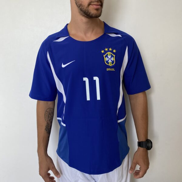 Camisa Retrô Clássica Seleção Brasileira Brasil – Nike Masculina – Versão Torcedor Azul – 2002 - Ronaldinho 11 - Imagem 2