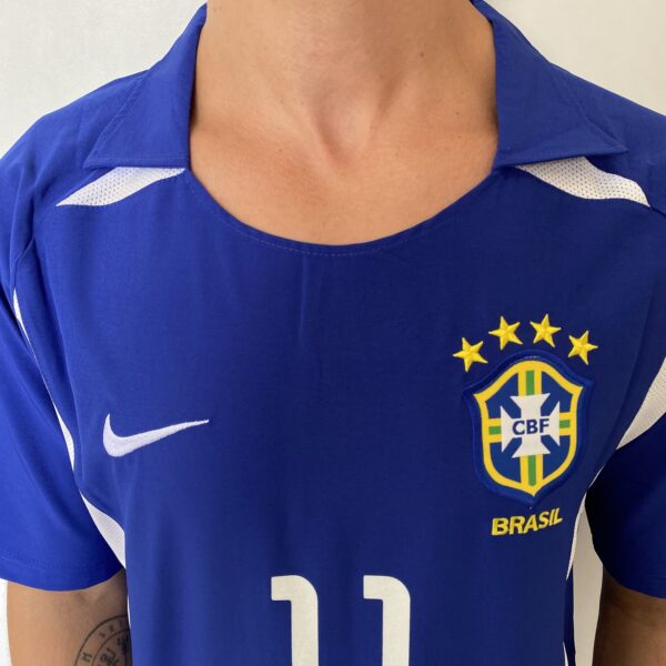 Camisa Retrô Clássica Seleção Brasileira Brasil – Nike Masculina – Versão Torcedor Azul – 2002 - Ronaldinho 11 - Imagem 3