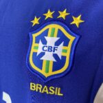 Camisa Retrô Clássica Seleção Brasileira Brasil – Nike Masculina – Versão Torcedor Azul – 2002 - Ronaldinho 11 - Imagem 4