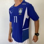 Camisa Retrô Clássica Seleção Brasileira Brasil – Nike Masculina – Versão Torcedor Azul – 2002 - Ronaldinho 11 - Imagem 8