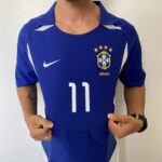 Camisa Retrô Clássica Seleção Brasileira Brasil – Nike Masculina – Versão Torcedor Azul – 2002 - Ronaldinho 11 - Imagem 10