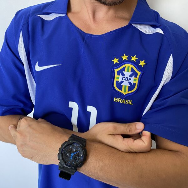 Camisa Retrô Clássica Seleção Brasileira Brasil – Nike Masculina – Versão Torcedor Azul – 2002 - Ronaldinho 11 - Imagem 11
