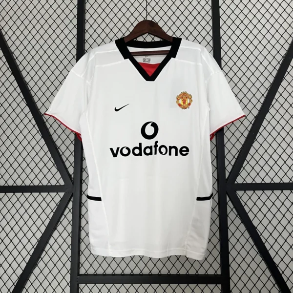 0208c411-963186e15d6610d12817025743127887-1024-1024 Camisa Retrô Manchester United Away 2002/2003 Nike Branca - Imagem 1
