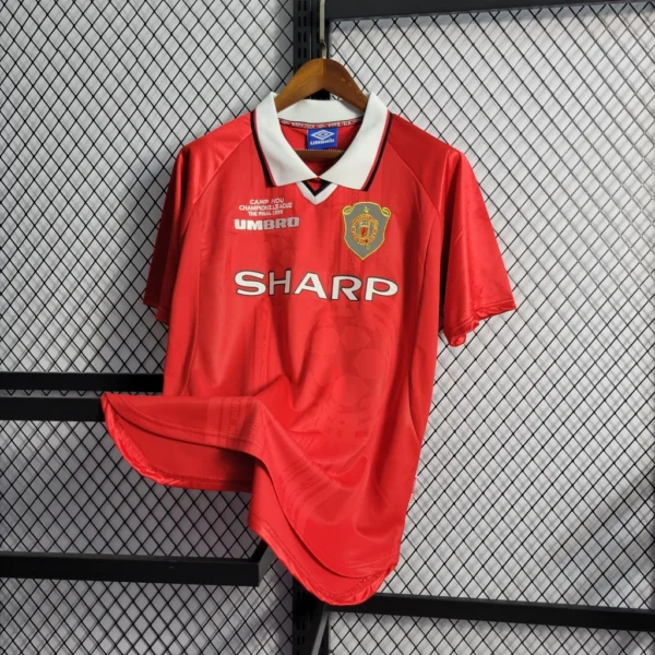 06fbc1ec1-d3ac81af75c34e559616549091784495-1024-1024 Camisa Retrô Manchester United Home 1999/2000 Umbro Vermelha - Imagem 4