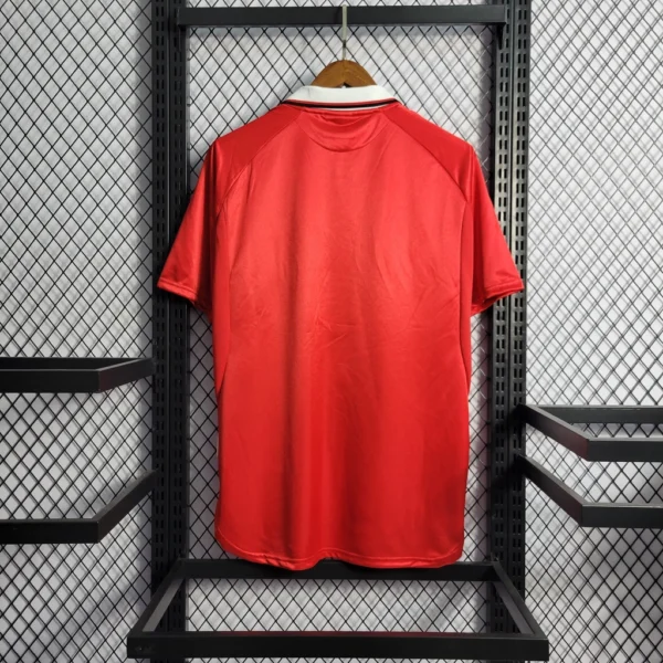 0fe998fc1-d309f2330baf41bbc916549091782333-1024-1024 Camisa Retrô Manchester United Home 1999/2000 Umbro Vermelha - Imagem 7