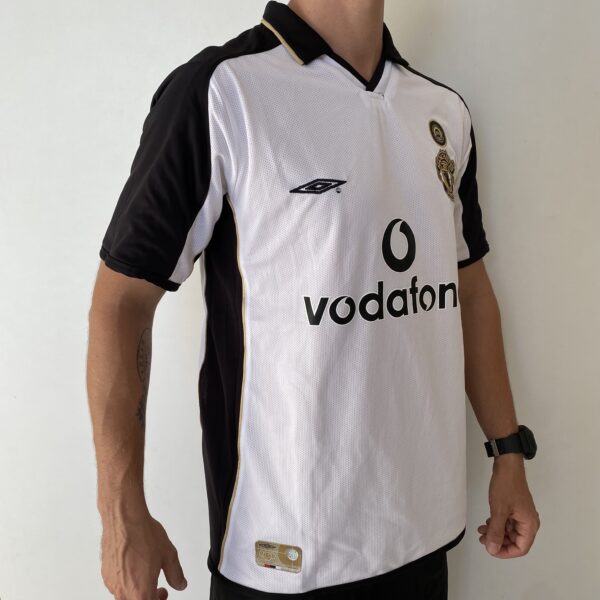 2025-02-18 15.38.00 Camisa Retrô Manchester United Away - Dupla-Face - Frente Verso - 2001/2002 - Beckham 7 - Umbro Branco - Imagem 10