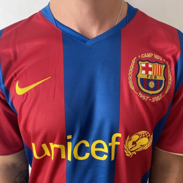 2025-02-19 16.42.03 Camisa Retrô Barcelona 2007/2008 - Lionel Messi 19 - Nike  - Azul Grená - Imagem 3