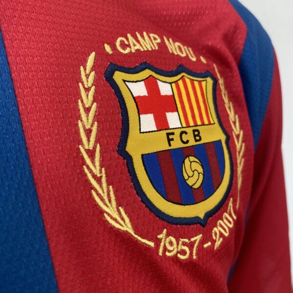 2025-02-19 16.42.15 Camisa Retrô Barcelona 2007/2008 - Lionel Messi 19 - Nike  - Azul Grená - Imagem 4