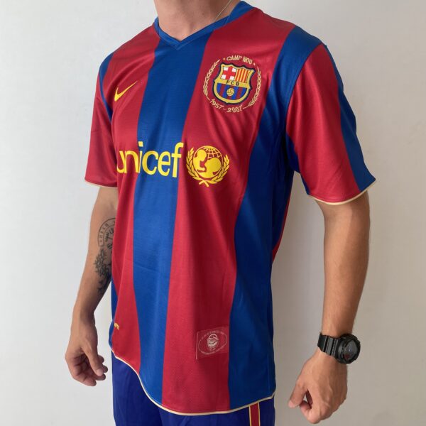 2025-02-19 16.43.30 Camisa Retrô Barcelona 2007/2008 - Lionel Messi 19 - Nike  - Azul Grená - Imagem 7