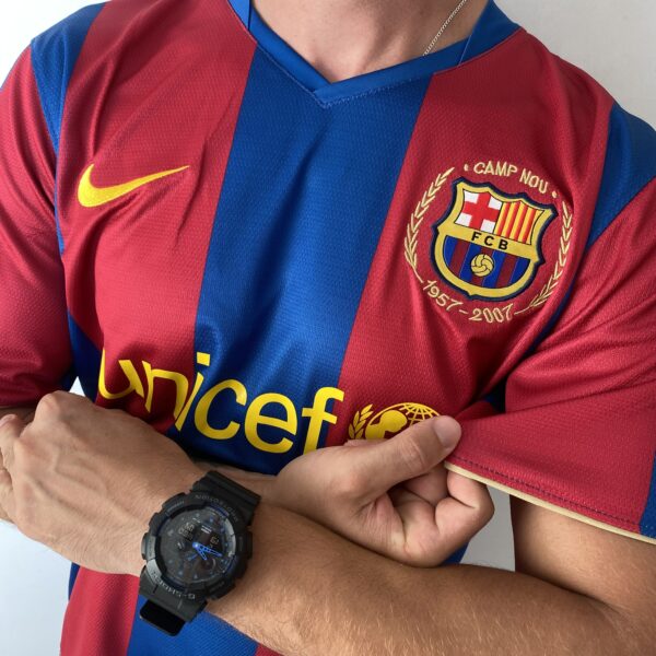 2025-02-19 16.44.06 Camisa Retrô Barcelona 2007/2008 - Lionel Messi 19 - Nike  - Azul Grená - Imagem 9