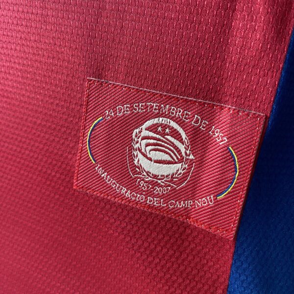 2025-02-19 16.44.12 Camisa Retrô Barcelona 2007/2008 - Lionel Messi 19 - Nike  - Azul Grená - Imagem 10