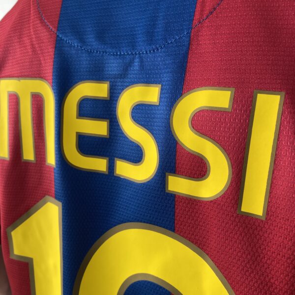 2025-02-19 16.49.35 Camisa Retrô Barcelona 2007/2008 - Lionel Messi 19 - Nike  - Azul Grená - Imagem 16