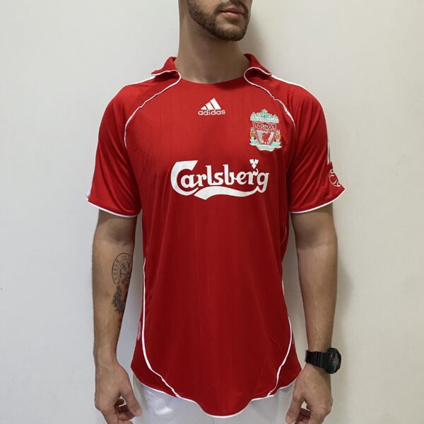 2025-08-15 17.07.29 Camisa Retrô Liverpool Home Gerrard 8 - 2006/2007 Adidas Vermelha - Imagem 2