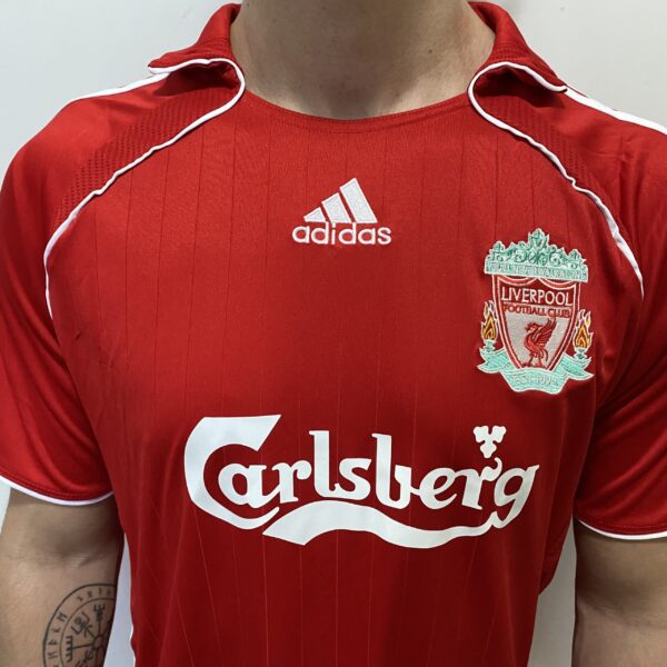 2025-08-15 17.07.40 Camisa Retrô Liverpool Home Gerrard 8 - 2006/2007 Adidas Vermelha - Imagem 3