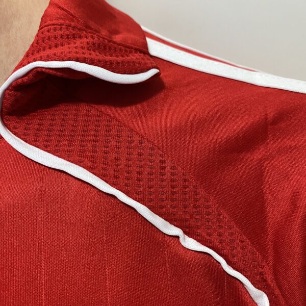 2025-08-15 17.10.48 Camisa Retrô Liverpool Home Gerrard 8 - 2006/2007 Adidas Vermelha - Imagem 9