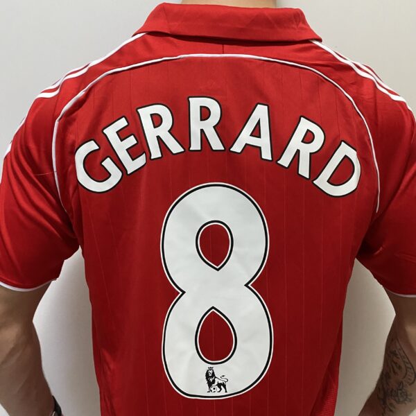 2025-08-15 17.11.25 Camisa Retrô Liverpool Home Gerrard 8 - 2006/2007 Adidas Vermelha - Imagem 16