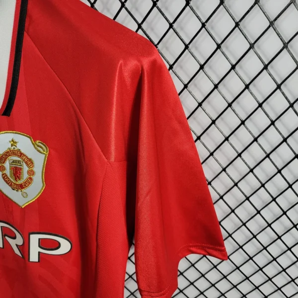 3f0a6fc91-d3a01f891f86c49dd716549091780676-1024-1024 Camisa Retrô Manchester United Home 1999/2000 Umbro Vermelha - Imagem 5