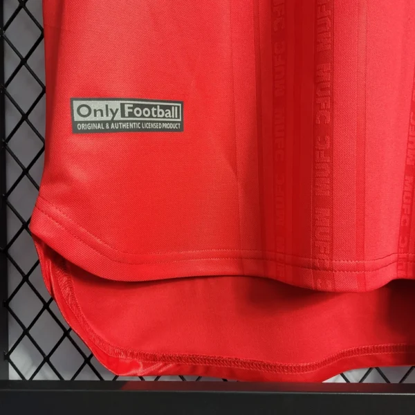 5bc6573c1-48604df941cf9cd6e416549091783630-1024-1024 Camisa Retrô Manchester United Home 1999/2000 Umbro Vermelha - Imagem 6