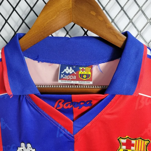 614b14d21-ffc45809b4de5bd32716567303082925-1024-1024 Camisa Retrô Barcelona Home 1993/95 Kappa - Imagem 3