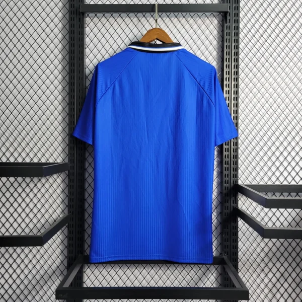 a80d36cb1-0879ce3cbf972e49ca16549097567775-1024-1024 Camisa Retrô Manchester United Away 1996/1997 Umbro Azul - Imagem 3