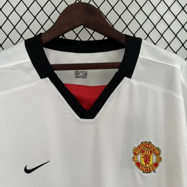 fea6a7c4-4d8e4fa057b003dd3617025742984146-1024-1024 Camisa Retrô Manchester United Away 2002/2003 Nike Branca - Imagem 2