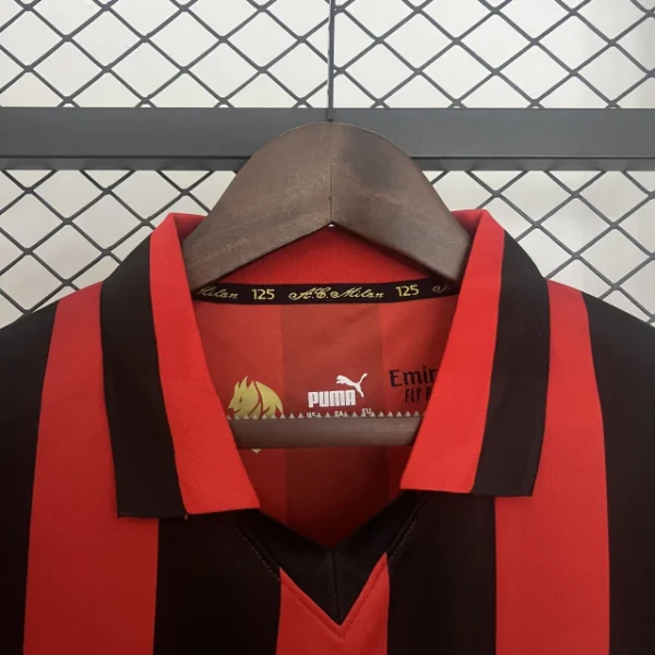 Camisa Milan Home Comemorativa 125 Anos Retrô 2025 Puma Vermelha e Preta - Imagem 5