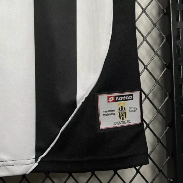 llvdslvmlsjosoogvwed Camisa Retrô Juventus Home Torcedor 2002/03 Lotto - Imagem 2