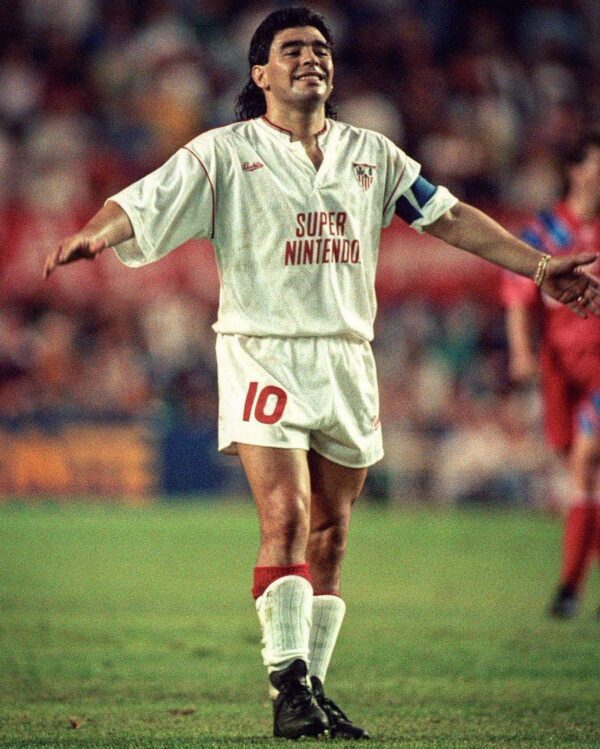 122151570_3662119973834481_6260270512264063794_n Camisa Retrô Sevilla Home 1991/1992 Maradona 10 Branca - Imagem 6