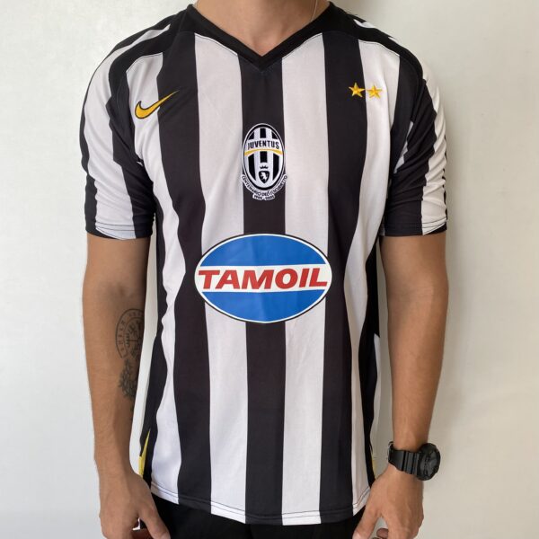2025-02-14 13.56.19 Camisa Retrô Juventus Home 2005/2006 - Pavel Nedved 11 - Nike - Total 90 - Preta Branca - Imagem 1