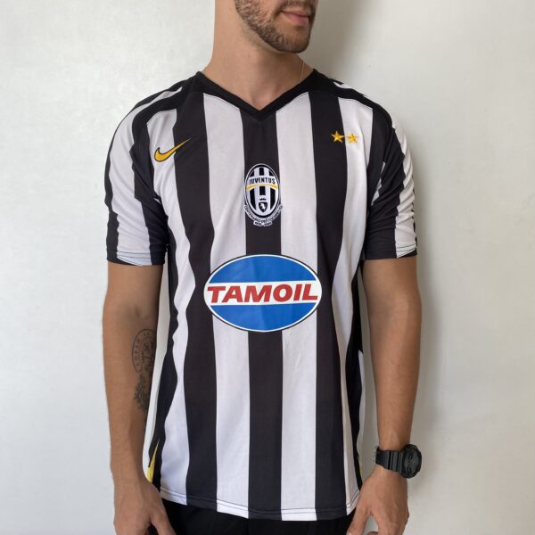 2025-02-14 13.56.32 Camisa Retrô Juventus Home 2005/2006 - Pavel Nedved 11 - Nike - Total 90 - Preta Branca - Imagem 2