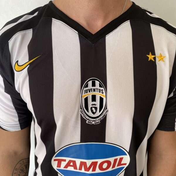 2025-02-14 13.56.42 Camisa Retrô Juventus Home 2005/2006 - Pavel Nedved 11 - Nike - Total 90 - Preta Branca - Imagem 3