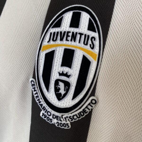 2025-02-14 13.56.47 Camisa Retrô Juventus Home 2005/2006 - Pavel Nedved 11 - Nike - Total 90 - Preta Branca - Imagem 4