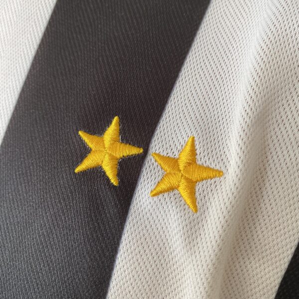 2025-02-14 13.56.52 Camisa Retrô Juventus Home 2005/2006 - Pavel Nedved 11 - Nike - Total 90 - Preta Branca - Imagem 5